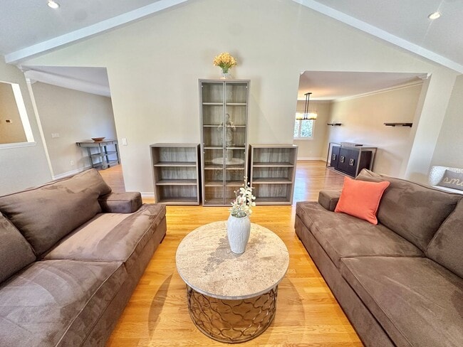 Building Photo - Beautiful San Rafael Home