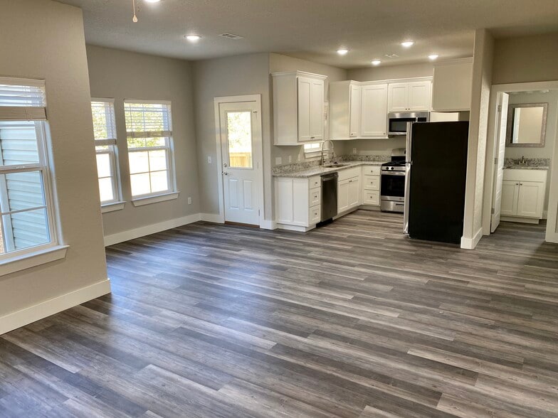 Building Photo - 3004 SW Garrison Ln