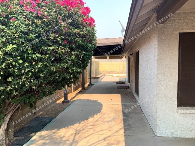 Building Photo - Charming 2 Bedroom, 2 Bathroom Home for Rent!