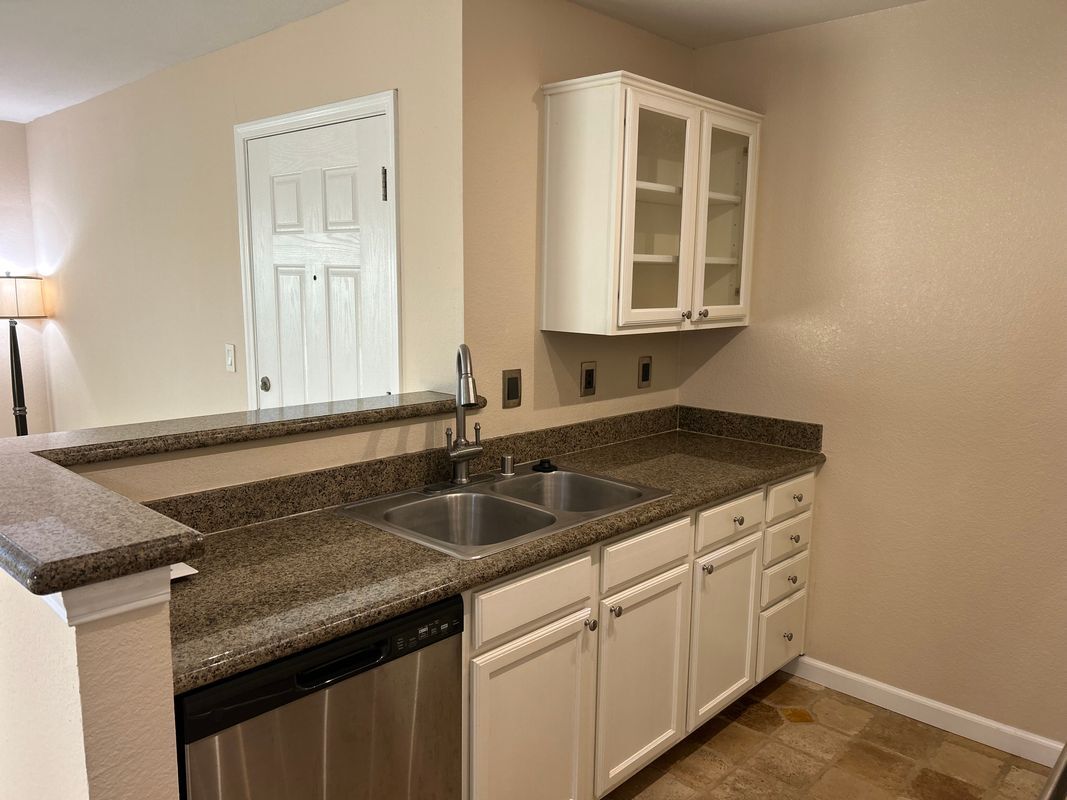 Building Photo - 150 Reflections Dr