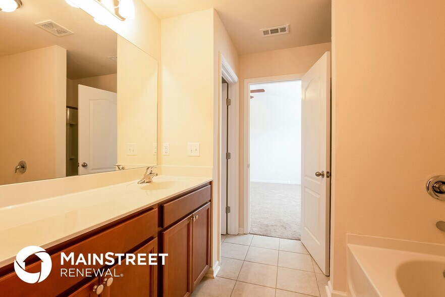 Building Photo - 2507 Queen Bee Dr