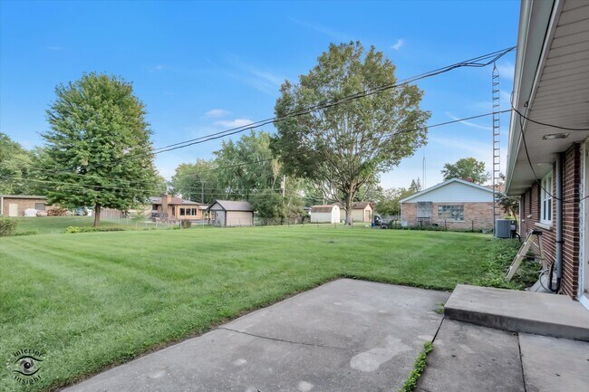 Building Photo - 644 S Calumet Ave