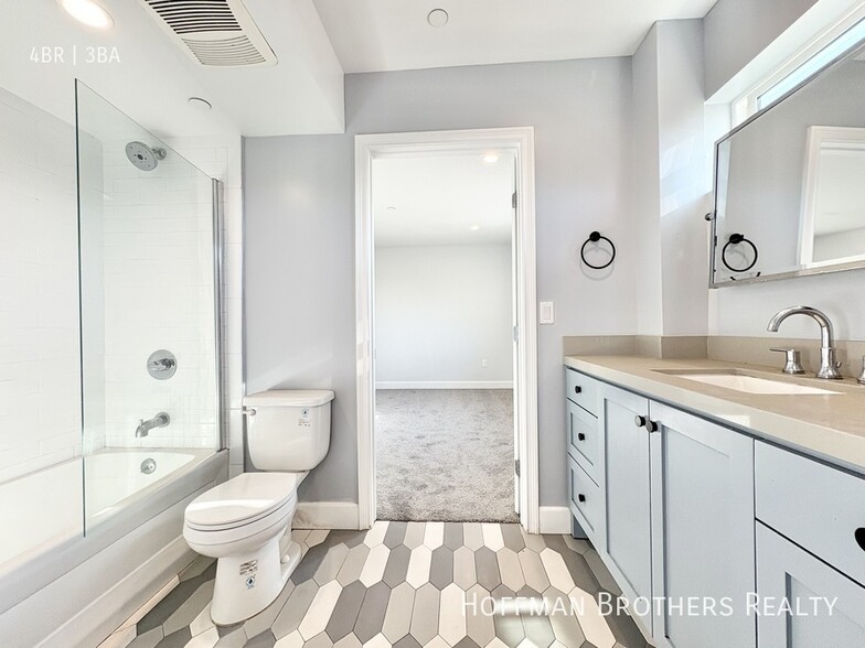 Building Photo - 6032 Romaine St