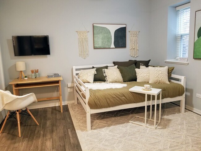 Building Photo - Brand new Luxury studio 2 blocks to the lake