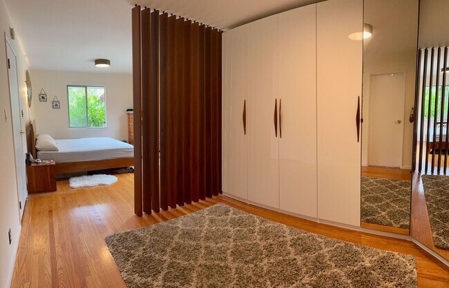 Building Photo - Beautiful, Private, Bright, Remodeled 3 Bd...