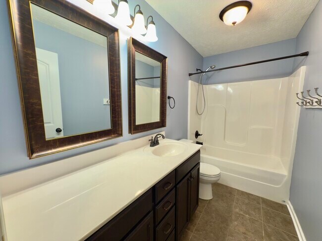 Building Photo - 532 Larkspur Dr