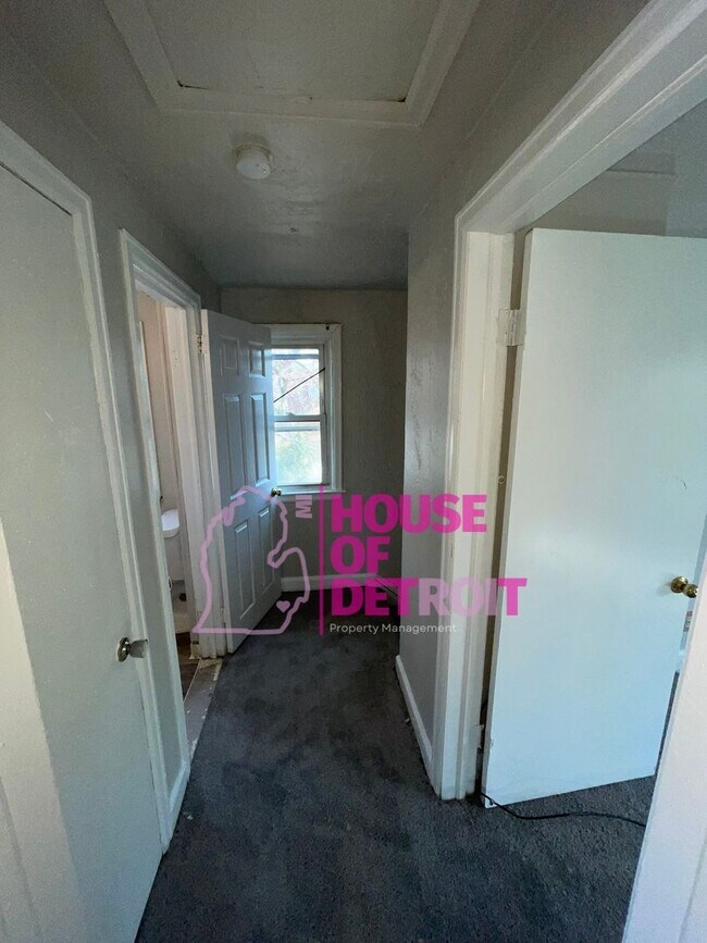 Building Photo - 2 BEDROOM | 1 BATH |