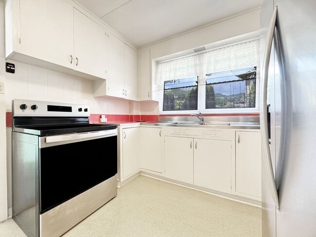 Building Photo - Small Dog Friendly Palolo House