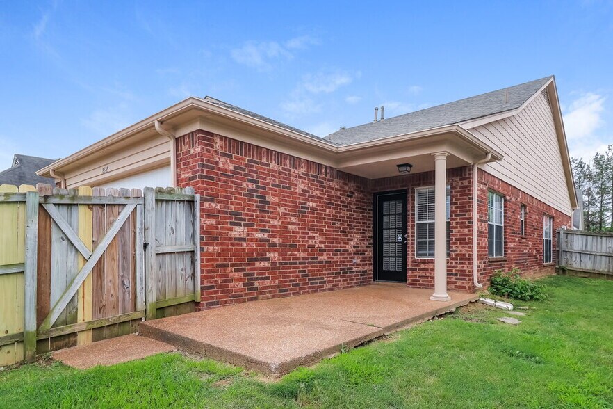 Building Photo - 8645 Valmont Cir