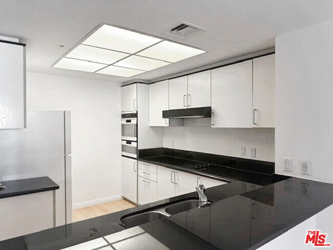 Building Photo - 10520 Wilshire Blvd