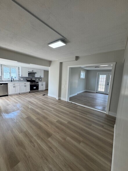 Building Photo - 15 Moody St