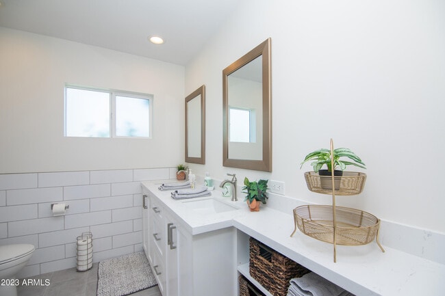 Building Photo - 4335 E Clarendon Ave