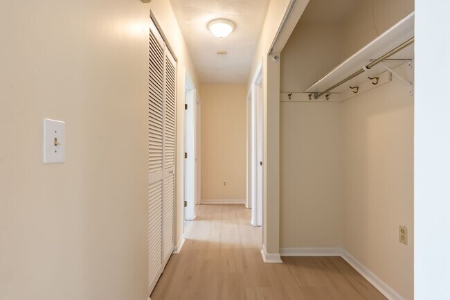 Building Photo - Spacious Ranch Close to Campus