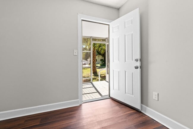 Building Photo - **Move in ready 3/2 Single Family home 32208