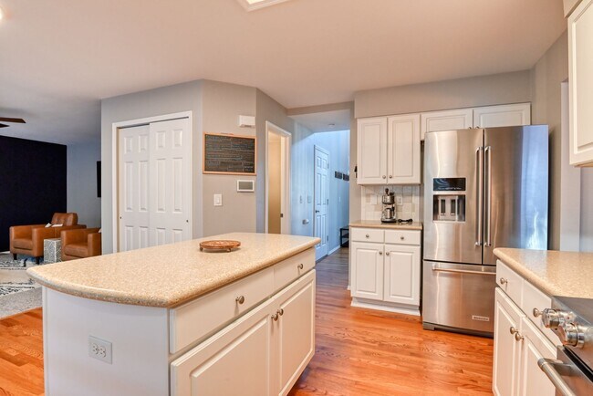 Building Photo - Updated 4 bedroom west Colorado Springs home