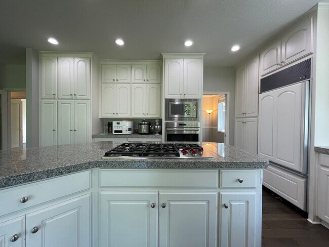 Building Photo - Custom Traditional Home in Montreux Neighborhood 3Bd/2Ba Home with 3 Car Garage!! Close to Cedar ...