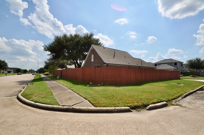 Building Photo - 16402 Gold Ridge Ln