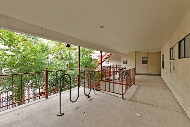 Building Photo - UT PRE-LEASE: 2 BR / 2 BA West Campus Condo - Walk to Campus - Newly Remodeled Kitchen