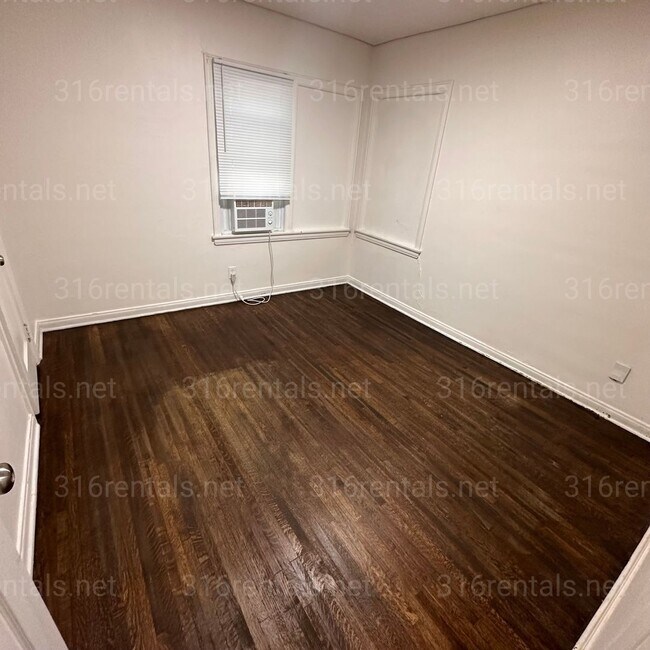 Building Photo - $525 - 1 bed 1 bath - Duplex