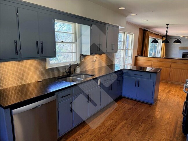 Building Photo - 140 Spring Dr