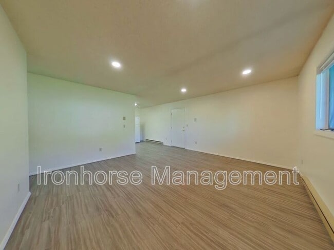 Building Photo - 811 W Villard St
