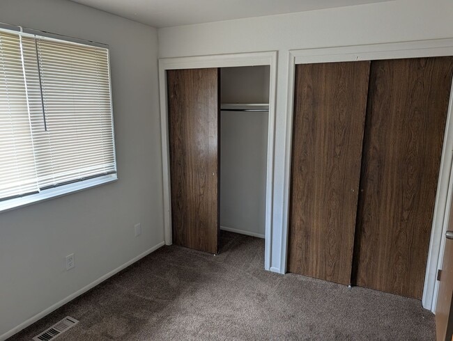 Building Photo - 4 Bedroom 1.5 Bath Twin-Home