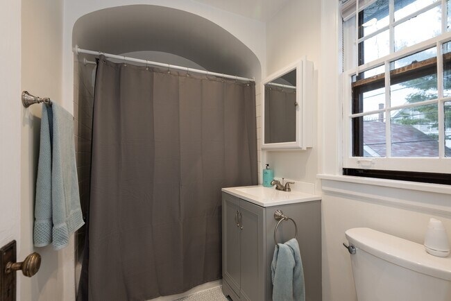 Building Photo - 618 1/2 Sheridan Rd