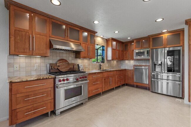 Building Photo - Beautifully Remodeled Execute Home - Parti...
