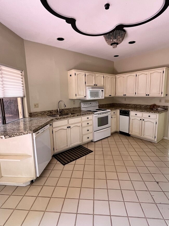 Building Photo - 7955 E Chaparral Rd