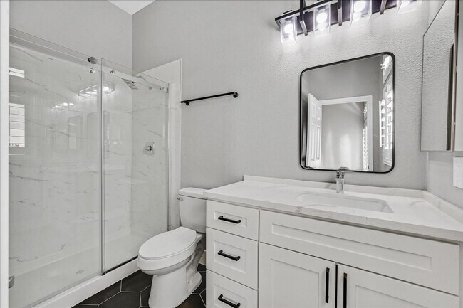 Building Photo - Fully remodeled 5 bed plus Loft / 4.5 bath...