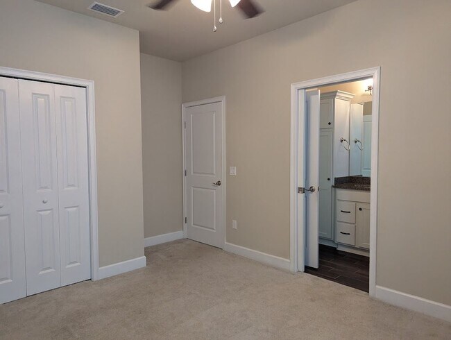 Building Photo - Townsend - 3 Bed 3 Bath Townhome