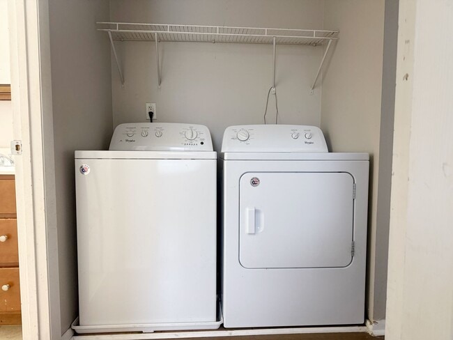 Building Photo - 700 Village Ln