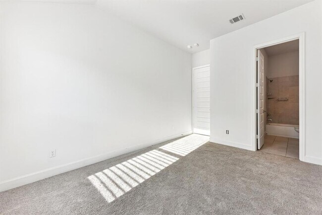 Building Photo - 163 Kellogg Ln
