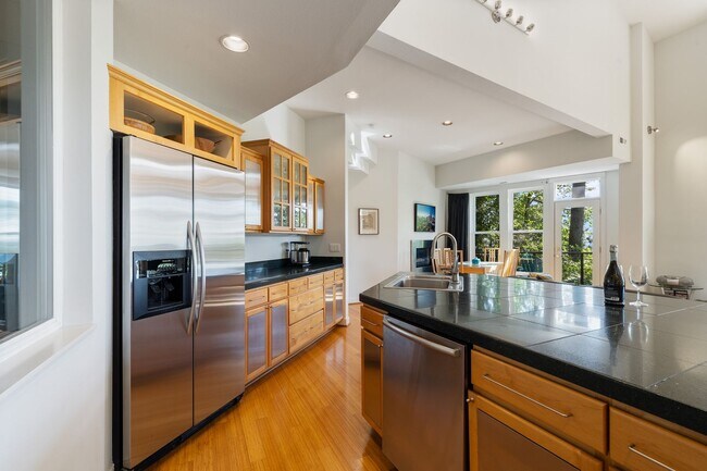 Building Photo - Sleek, spacious 3-bdrm/2.5-bath contemporary in SW Hills. Office, wine cellar, views, near Washin...