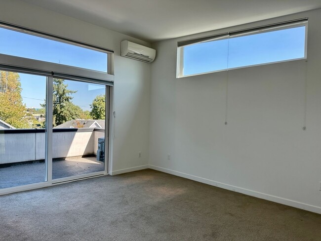 Building Photo - Stunning Central District Townhome