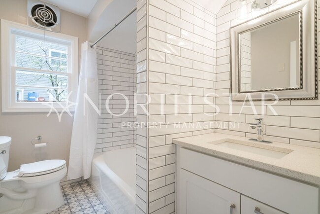 Building Photo - Newly Remodeled Lake Oswego Cottage With Lake Access.