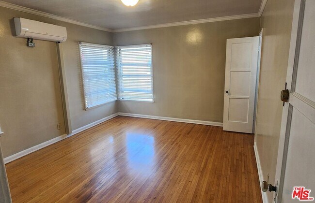 Building Photo - 1338 S Dunsmuir Ave