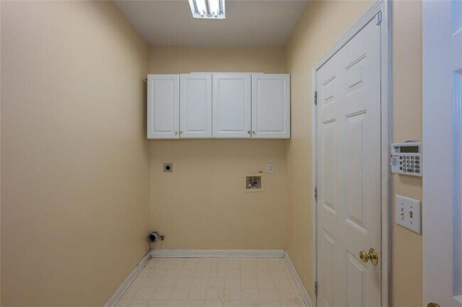 Building Photo - 2433 Gablewood Dr NE