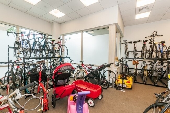 Building Photo - 290 Pleasant St