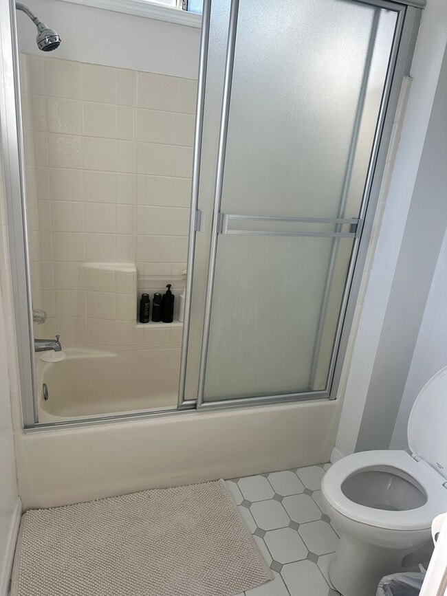 Building Photo - Lovely Home in the Kentwood area of Westchester