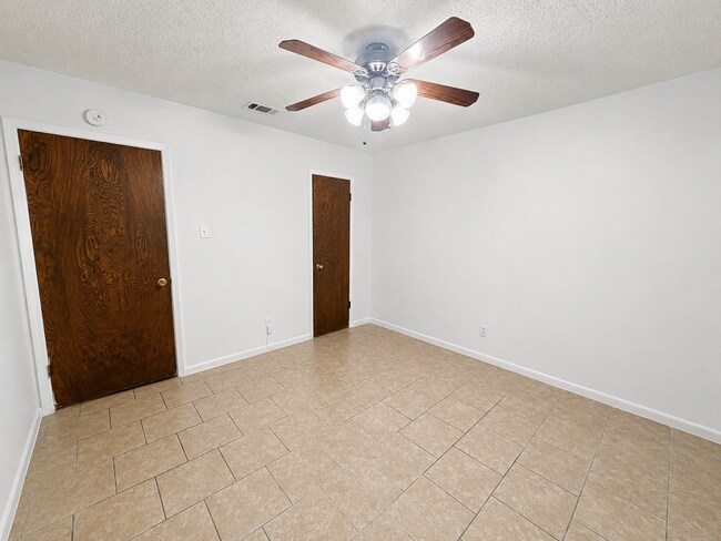Building Photo - 2211 Wheeler Ave