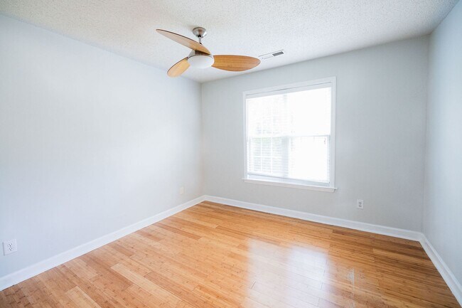 Building Photo - Spacious beautiful 5 bedroom 2.5 bath home...