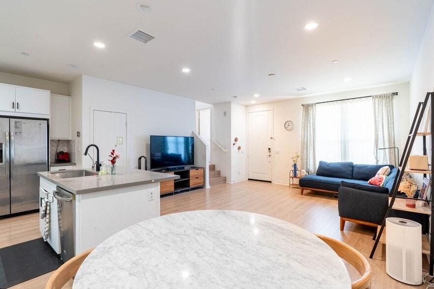 Building Photo - 62 Savannah