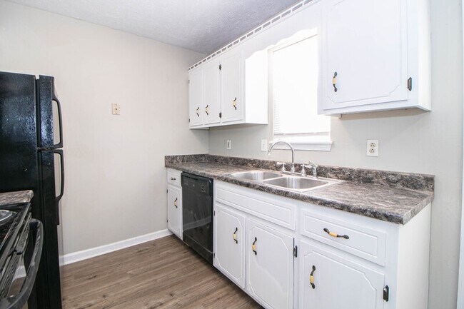 Building Photo - 670 Artic Ave