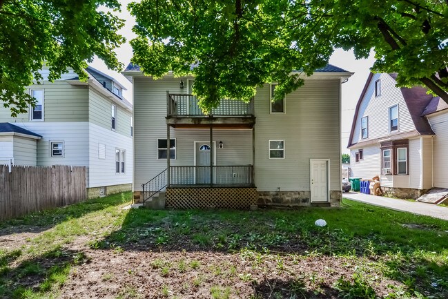 Building Photo - 422 Cadwell Ave NW