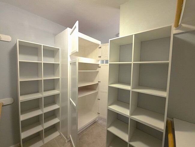 Building Photo - Welcome to this charming 3 bedroom, 2 bath...