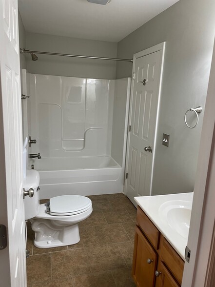 Guest Bathroom - 324 Oxford Cir