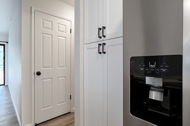 Building Photo - Newly remodeled upstairs condo in gated co...