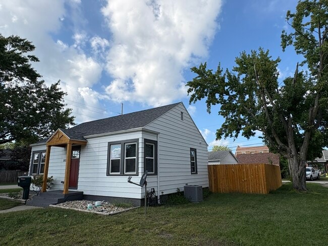 Building Photo - 502 E Homer St