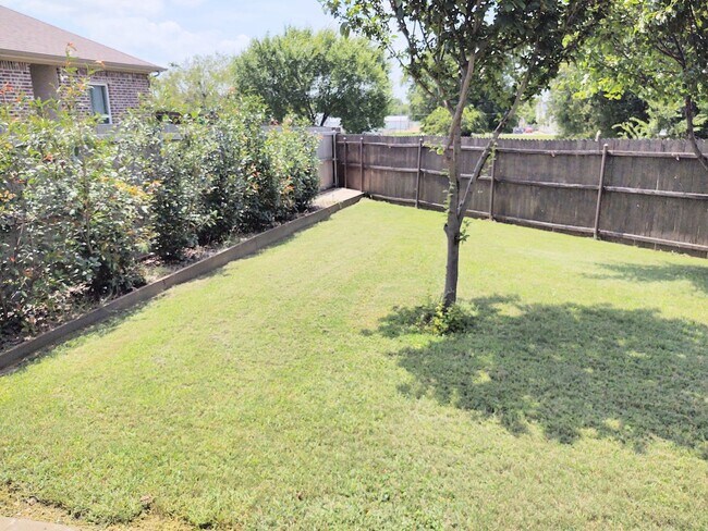 Building Photo - $1195 - Charming duplex in Pilot Point